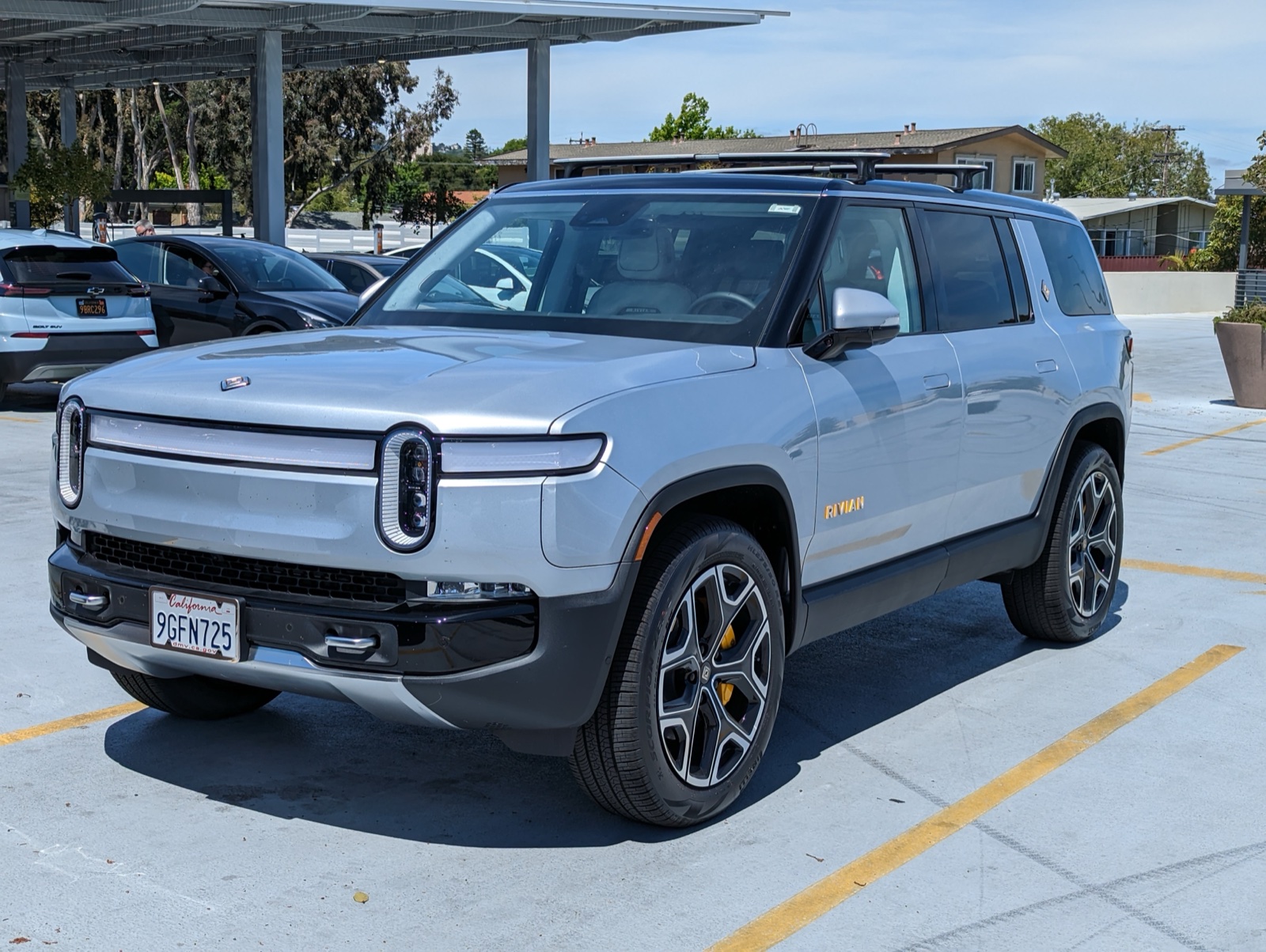 2026 Rivian R1S Electric SUV Lease Guide: Dual-Motor vs Tri-Motor Specs, NJ Tax Rebates & Residual Values